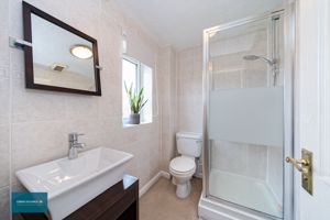 6. Ensuite- click for photo gallery